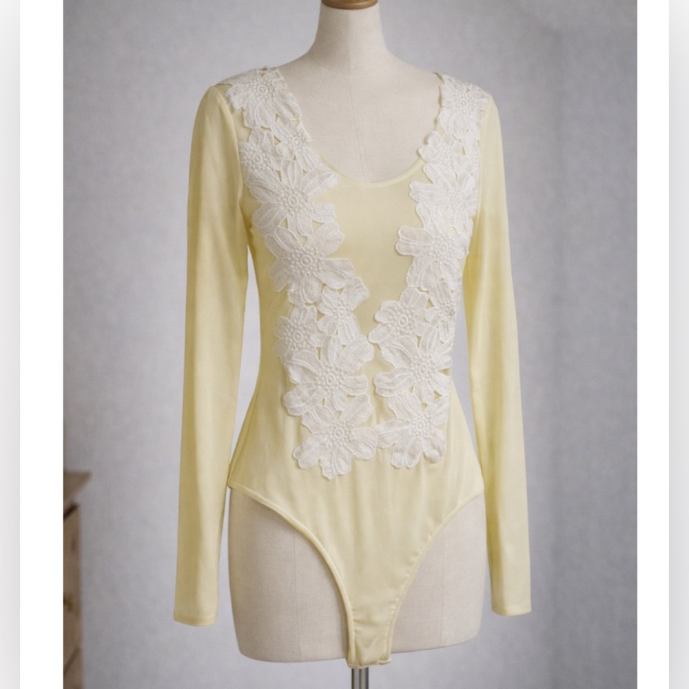 NWT PALE YELLOW FLORAL APPLIQUE SEMI SHEER BODY SUIT BLOUSE TOP LARGE